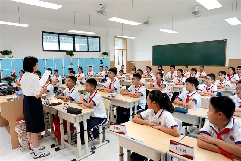 学生认真听老师讲课。崇州市委宣传部供图