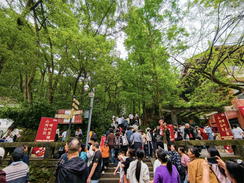 翠屏山人流如織。翠屏區融媒體中心供圖