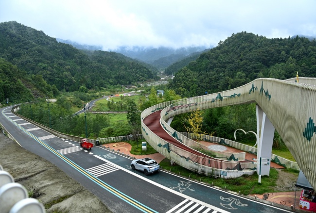 龍門之巔1號公路空中棧道。雷遠東攝