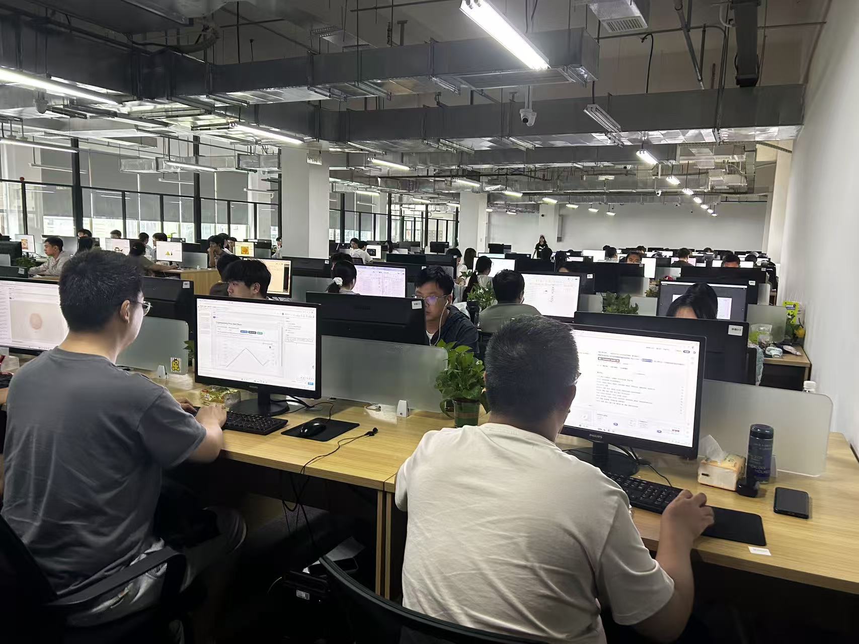 位于遂宁市河东新区的菲利信（遂宁）数字科技有限公司内，近百名员工正在开展标注工作。河东新区供图