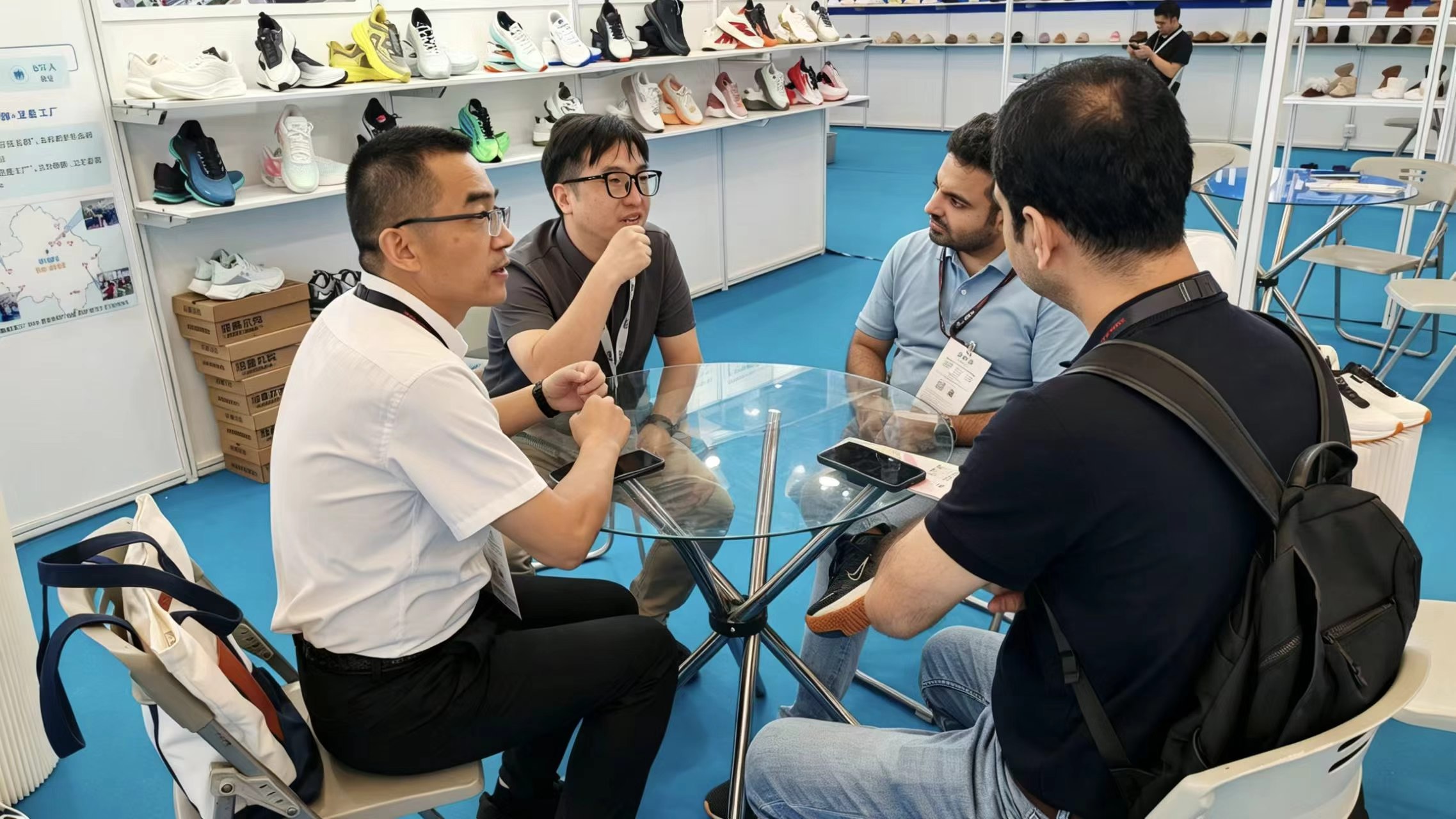 展会现场，工作人员与海外客商深入对接洽谈。受访单位供图