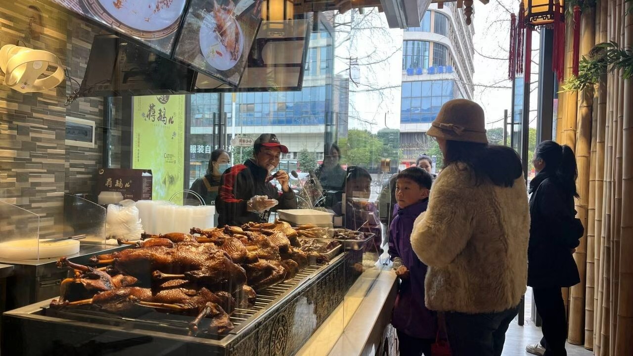 市民購買“蔣”鵝。胡明貴供圖