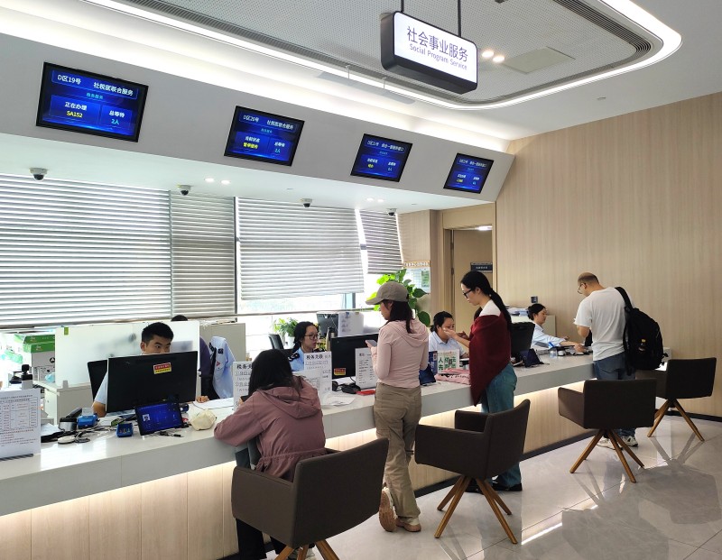 市民在青羊區政務中心辦理業務。黃成薇供圖