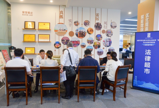 活动现场同步开设“法律超市”，由金堂本地4家律师事务所选派专业律师团队现场驻点，与企业面对面交流答疑，开展“法律超市”普惠服务活动。