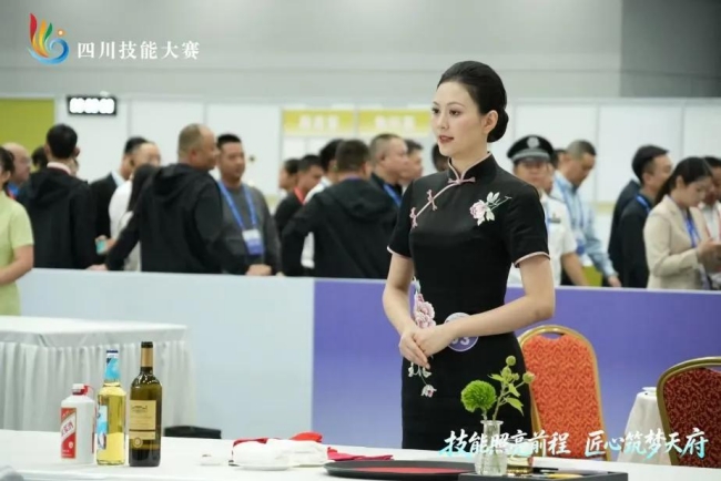 安逸酒店集团旗下成都总府皇冠假日酒店张茜获餐厅服务赛项一等奖（第一名)。主办方供图