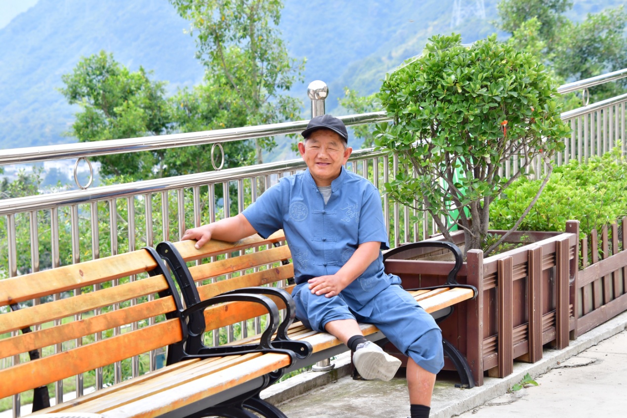 一位老人在院子里休闲。人民网记者 刘海天摄