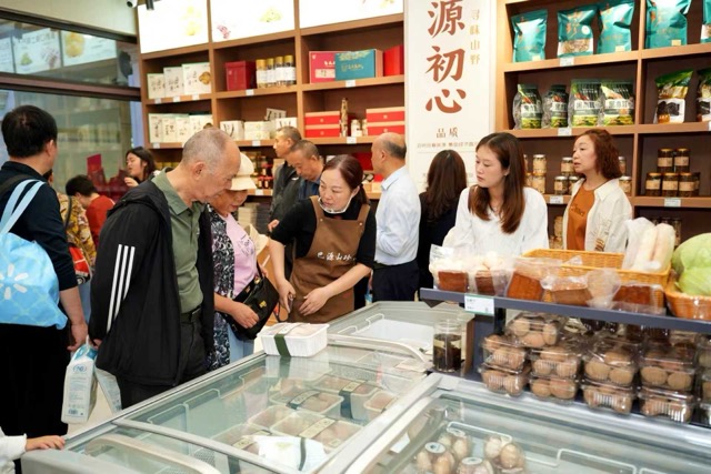 市民走进馆内，选购通江特色农产品。通江县委宣传部供图