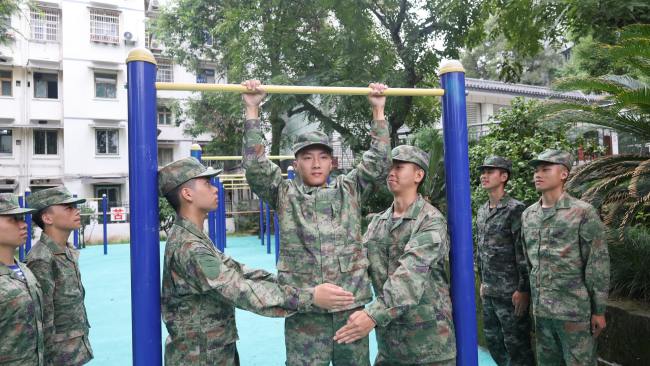 李念成（中）正在进行训练。蒋兵供图