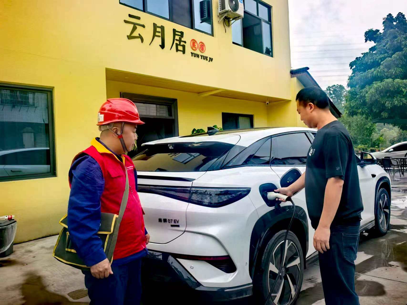 供电人员对新能源车主充电进行安全指导