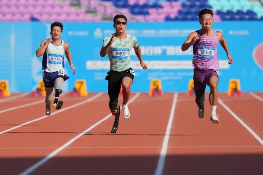 全国第十二届残运会暨第九届特奥会男子100米T64级决赛，胡玉涛以11.84秒夺冠，打破全国纪录。成都市残联供图