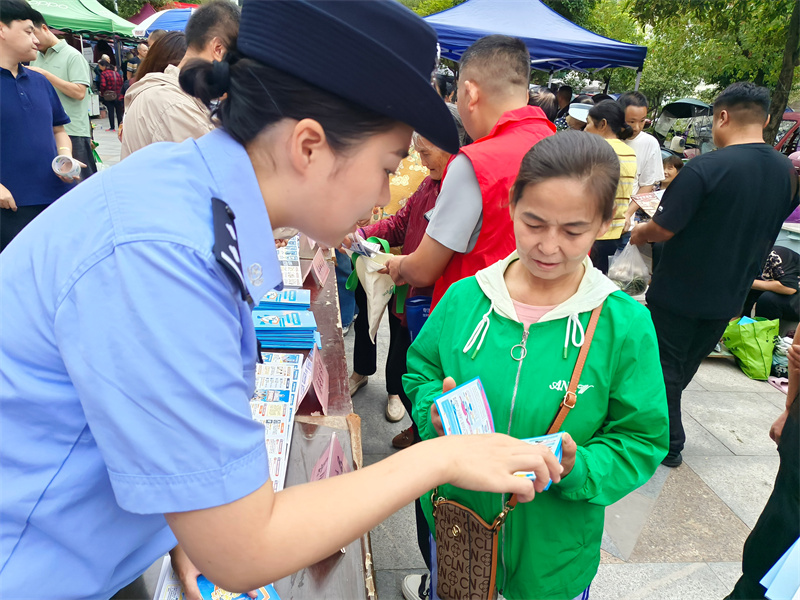 网警现场讲解网络安全知识。张萍供图