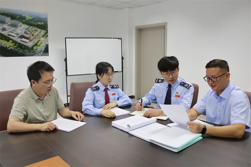 税务人员辅导企业建立研发费用辅助台账。达州市税务局供图