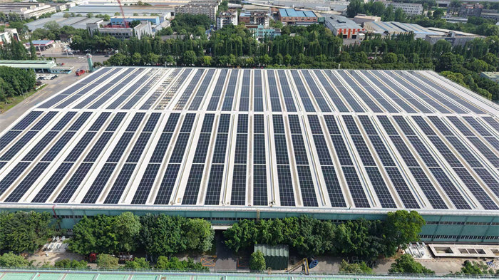 台玻成都玻璃有限公司屋顶光伏全景。国网成都供电公司供图