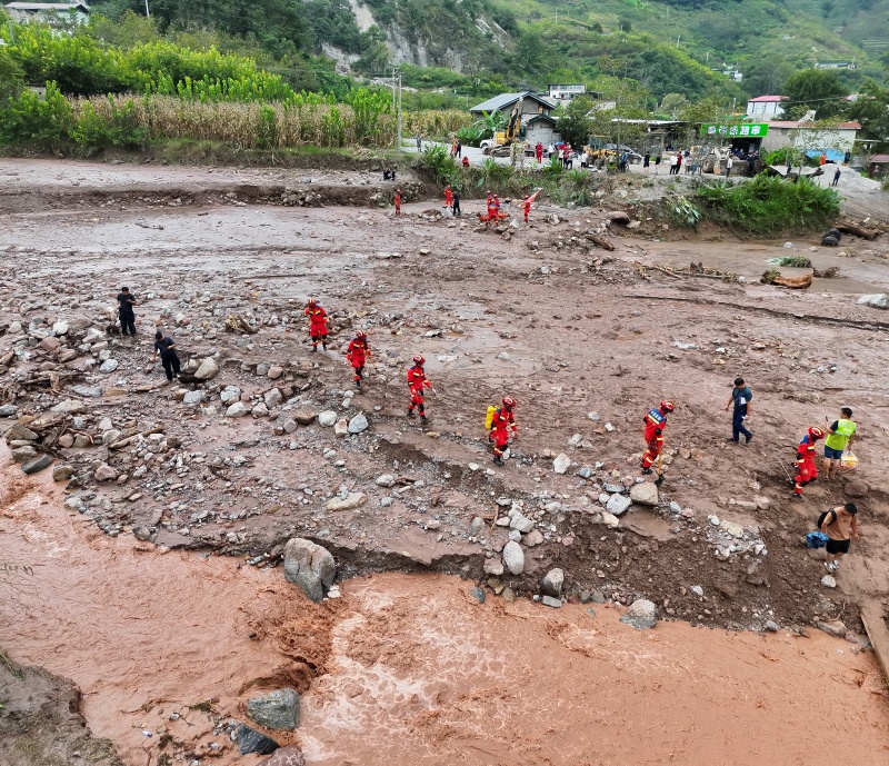 四川消防救援機動總隊涼山支隊消防員正在分段分區開展地毯式、拉網式排查。四川消防救援機動總隊涼山支隊供圖