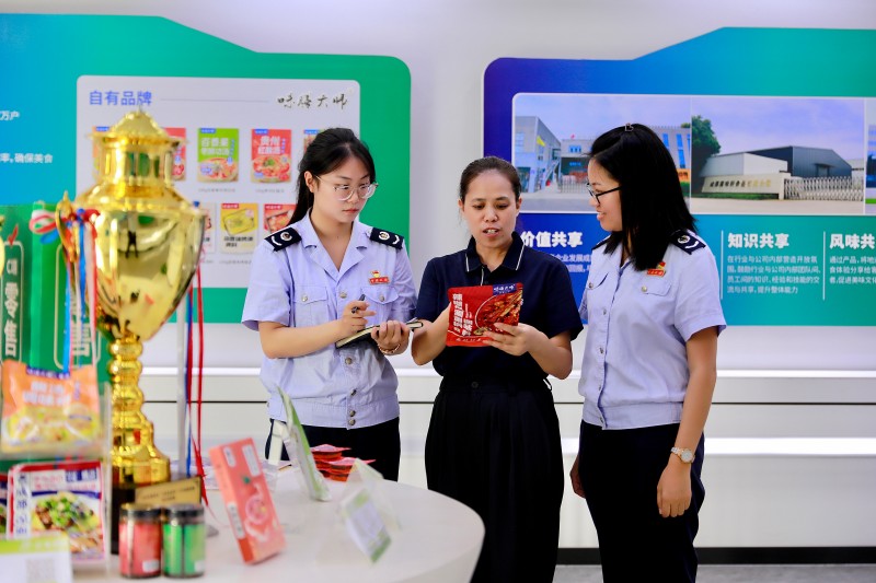 税务干部前往成都市艾家食品有限公司走访调研。成都市税务局供图