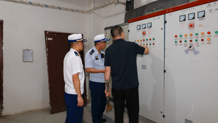检查仁寿某小区消控室。仁寿县消防救援局供图