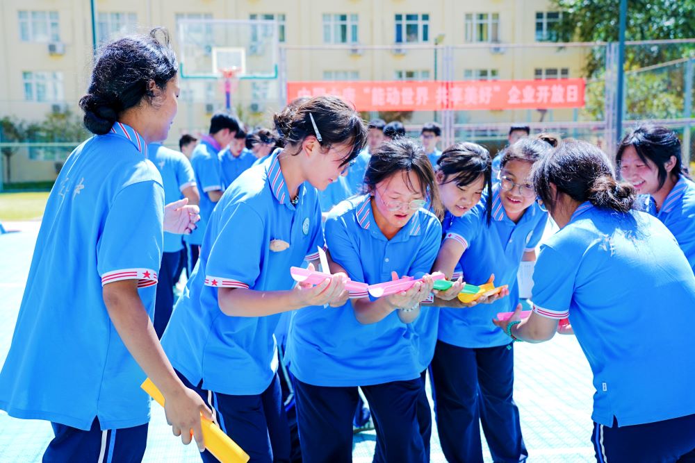 同学们参与“南水北调”团队拓展活动。四川大唐国际甘孜水电开发有限公司供图
