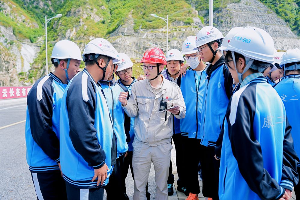 工作人员为同学们讲解相关知识。四川大唐国际甘孜水电开发有限公司供图