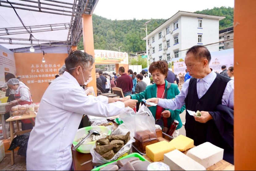 众多群众驻足围观选购品尝农产品。通江县委宣传部供图