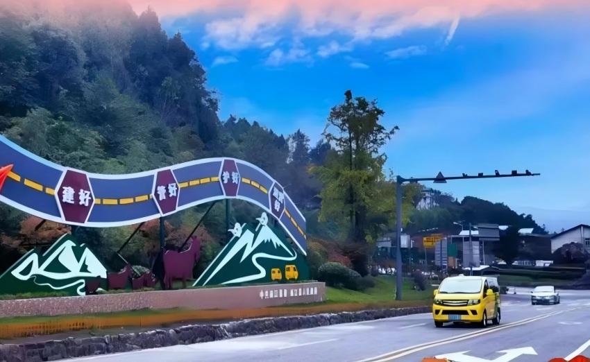穿梭在巴中城乡之间的小黄车。巴中市交通运输局供图