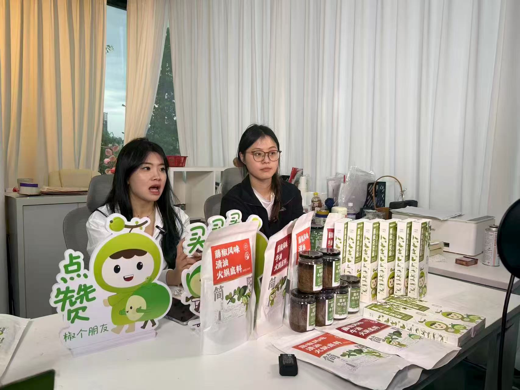 助农直播间内,“新农人主播”直播推介“阳杨家礼”系列农特产品。简阳市委宣传部供图