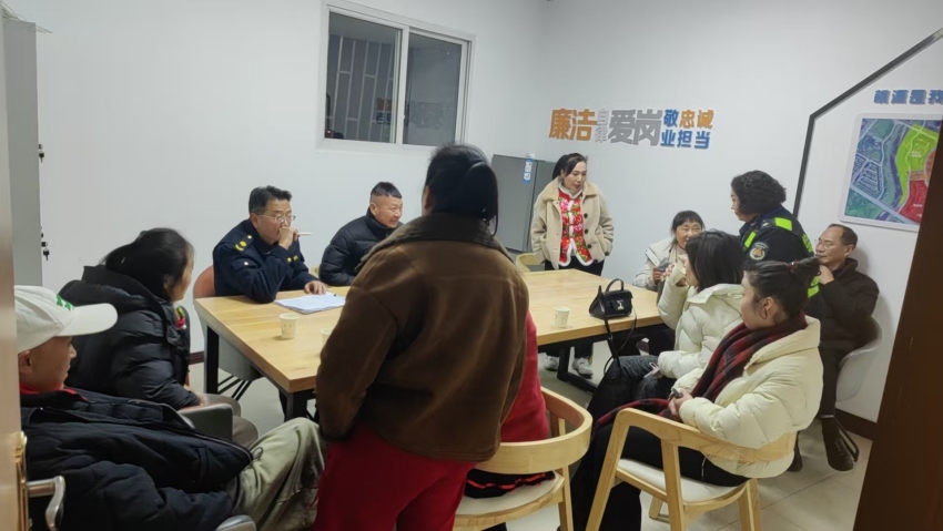 城管执法队员与居民代表共商共议。大邑城管局供图
