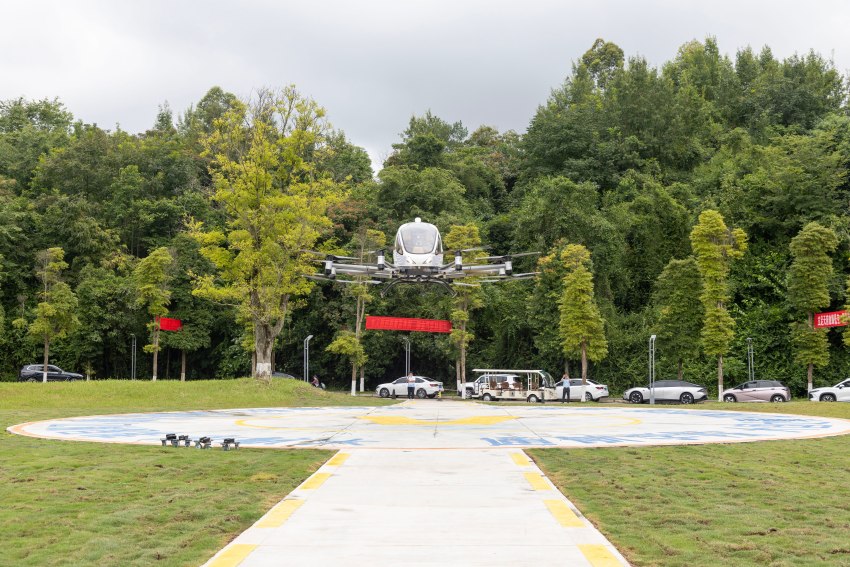 無人駕駛載人電動垂直起降飛行器（eVTOL）完成升空起飛。翁光建攝
