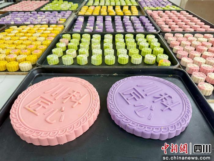 近日，四川科技职业学院千枚月饼全校派送。 四川科技职业学院供图