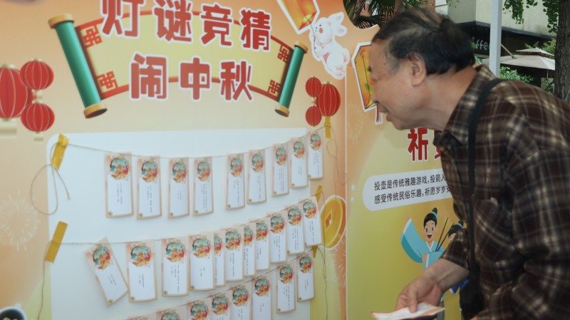 一位市民猜灯谜。主办方供图