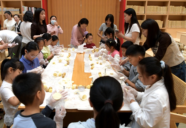 亲子制作月饼。主办方供图