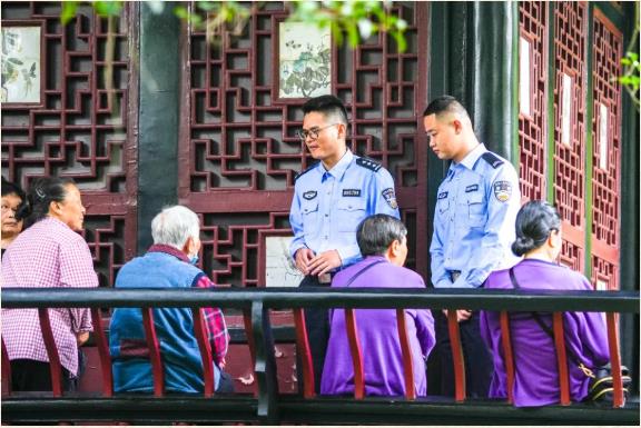 江骏和同事一起开展反诈宣讲。新都公安供图