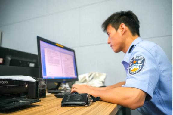 杨贺童正在开展工作。新都公安供图