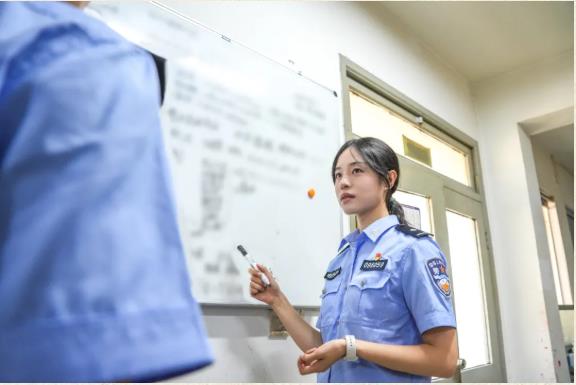 陈柯同与同事进行案情梳理。新都公安供图