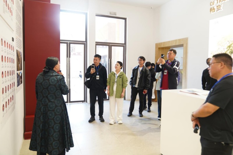 交流团在小金县冒水村了解玫瑰产业发展情况。主办方供图