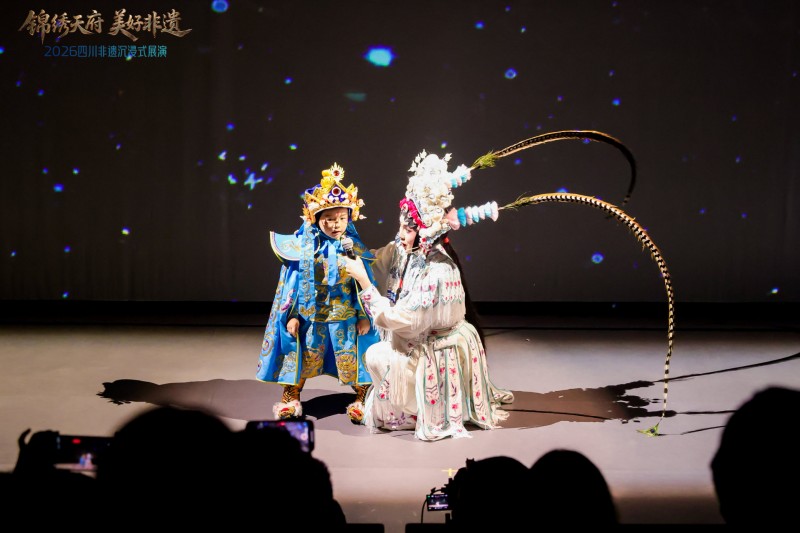 川剧变脸爱好者陈籽安表演后谈感受。主办方供图