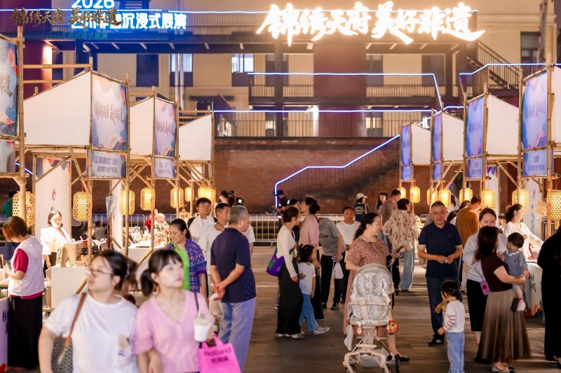 市民游客逛非遗展。主办方供图