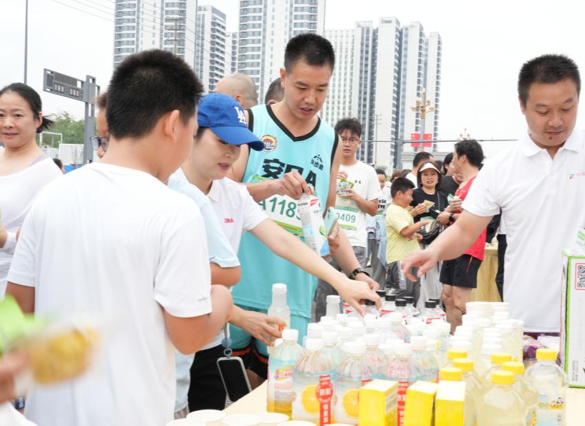 徒步健身活動沿途補給點。主辦方供圖