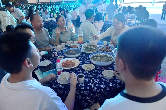 市民游客品客家水席。仪陇县委宣传部供图