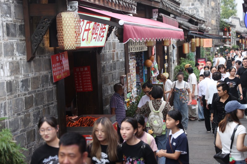 冠英古街的游客。翠屏区融媒体中心供图
