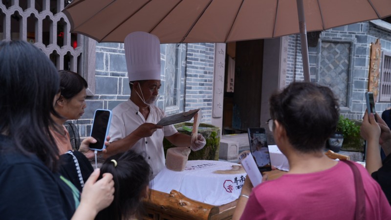 现场切李庄白肉。翠屏区融媒体中心供图
