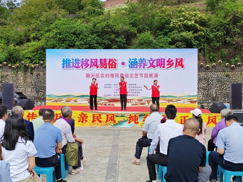 知客说农村移风易俗。朝天区融媒体中心供图