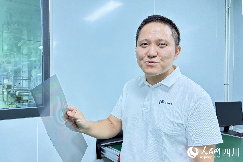 华盛新显财务总监高亢介绍产品特性。人民网记者 朱虹摄