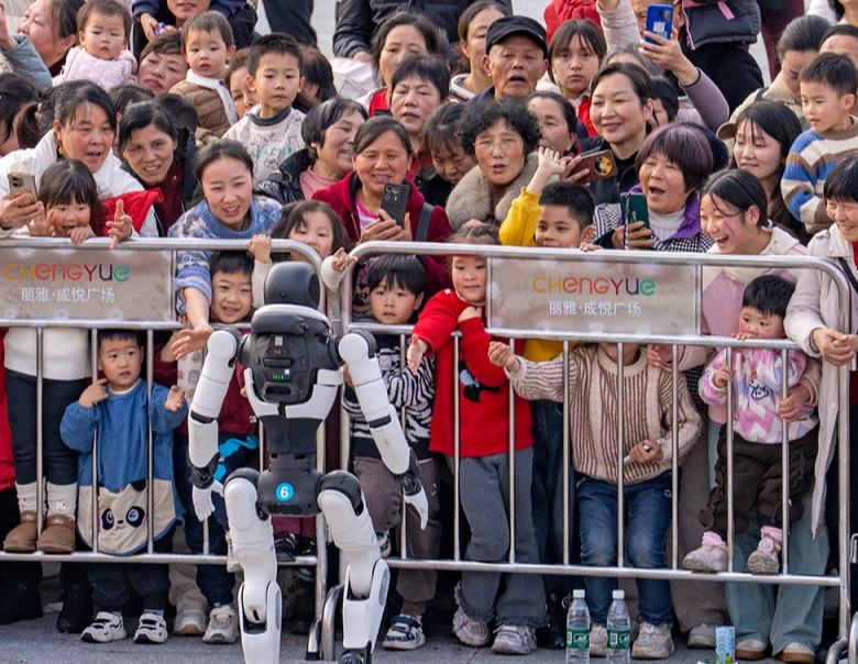 市民和機器人握手