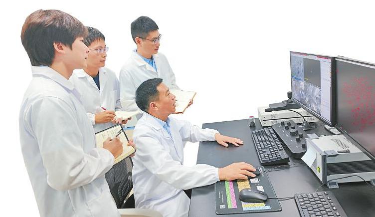 在几千米深的地下 他们为油气修高速