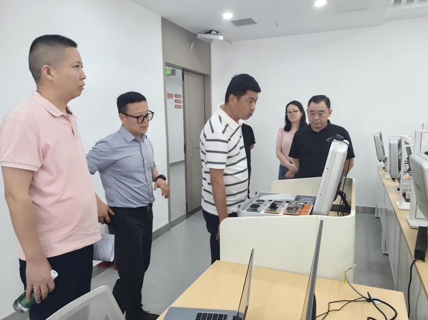 上門解決教培機構訴求。郫都區政務服務管理和行政審批局供圖