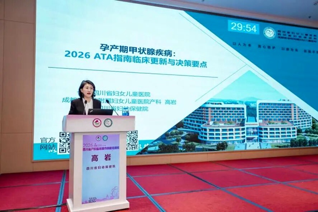 高岩從醫三十余載，深耕產科臨床一線。四川省婦幼保健院供圖