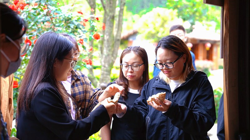 游客分享火燒饃。張潔供圖