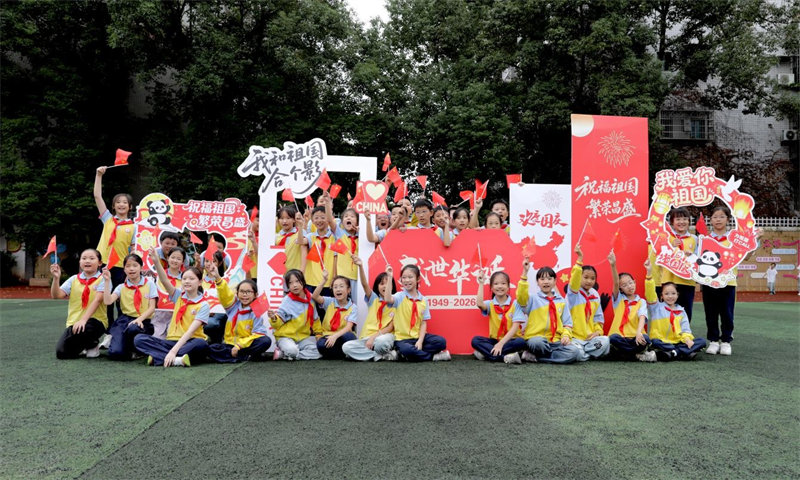 9月28日，学生在校园参加“我与祖国合个影”同框留影活动。学校供图