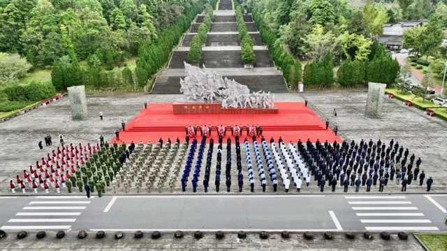 9月30日,俯拍通江县举行向人民英雄敬献花篮仪式。胡鹏摄
