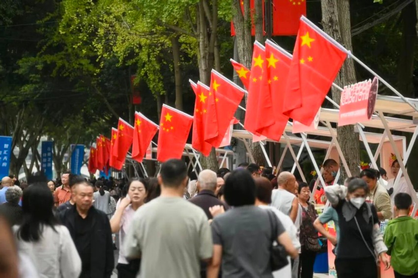 “天府好物”水岸市集热闹开市。新津区委宣传部供图